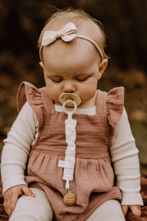 Zawieszka tasiemka do smoczka biała w dmuchawce z gumką - obrazek 2